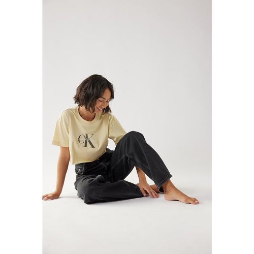 Organisches kurzes T-Shirt mit ungenähtem Saum - Beige - Calvin Klein for NA-KD - Modalova