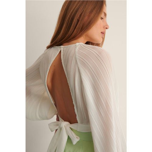 Plissierte Bluse mit offenem Rücken - White - Curated Styles - Modalova